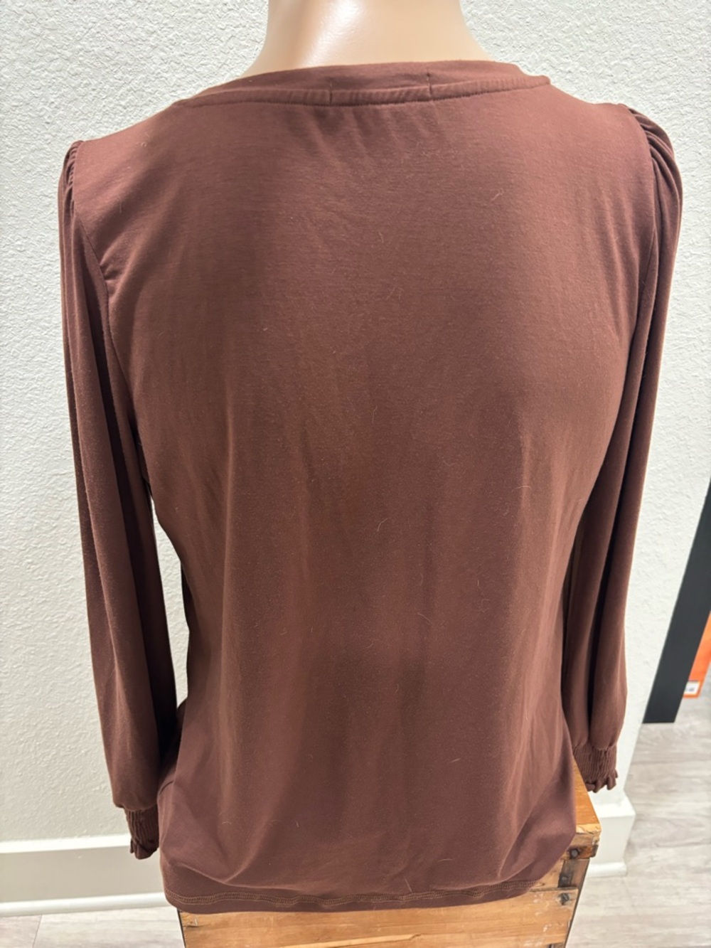 Automet Elegant Chocolate Crewneck Long Sleeve Ruffle Cuffed Top Sz M - Picture 4 of 9